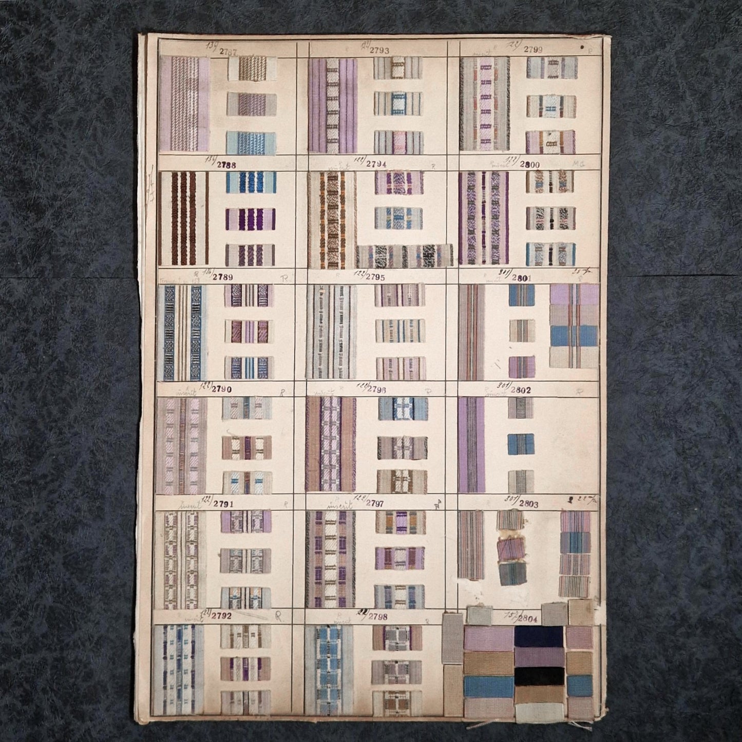 Ancien nuancier textile recto verso ~160 échantillons