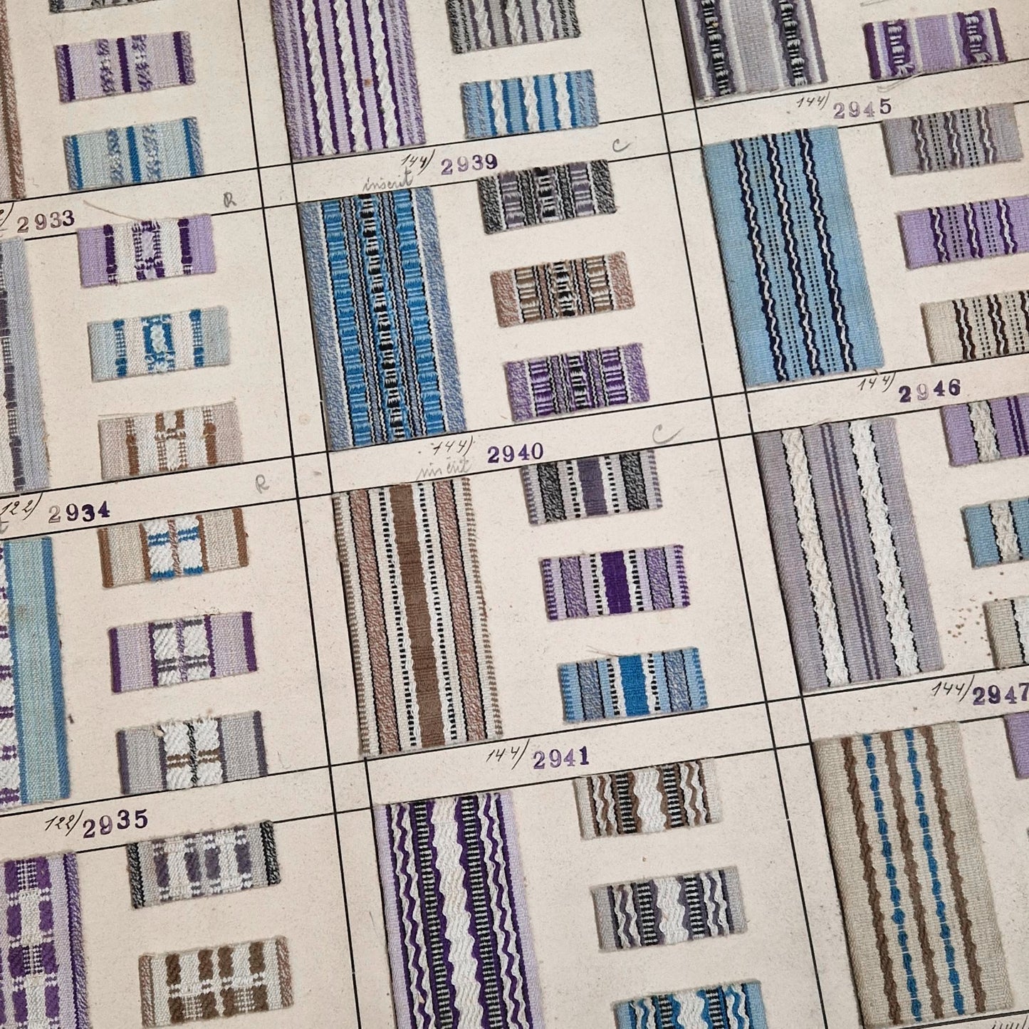 Nuancier textile ancien d'environ 80 échantillons