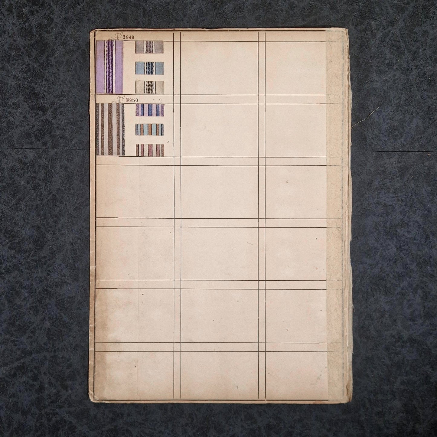 Nuancier textile ancien d'environ 80 échantillons