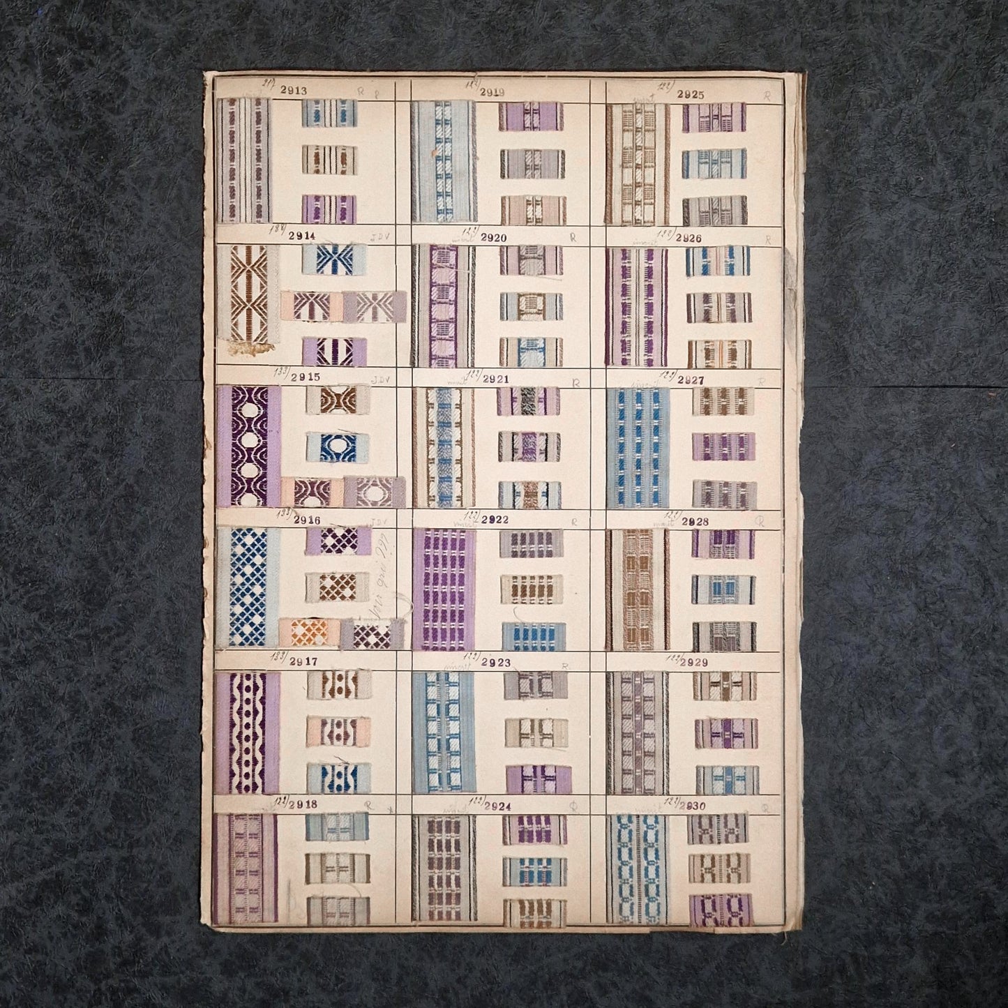 Planche textile double face - environ 150 échantillons