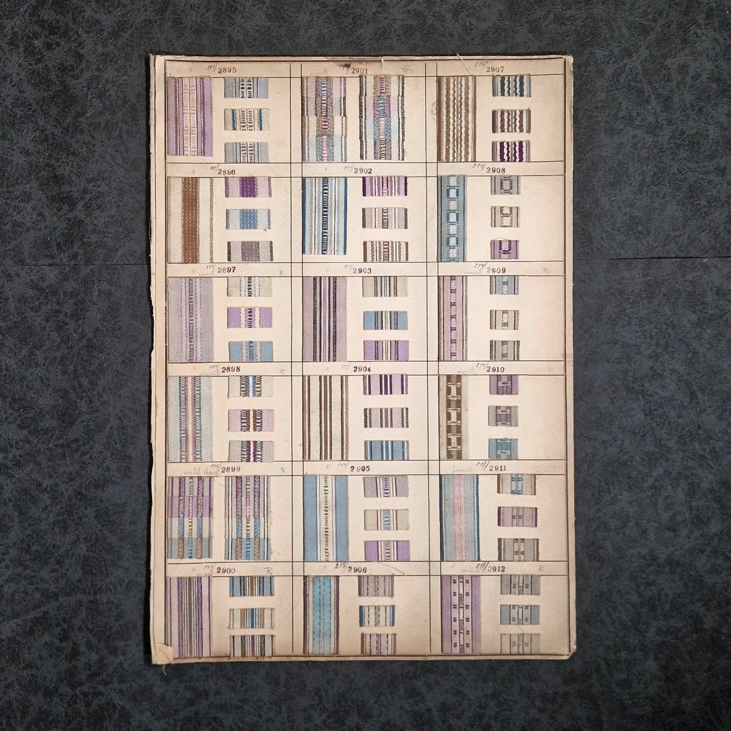 Planche textile double face - environ 150 échantillons