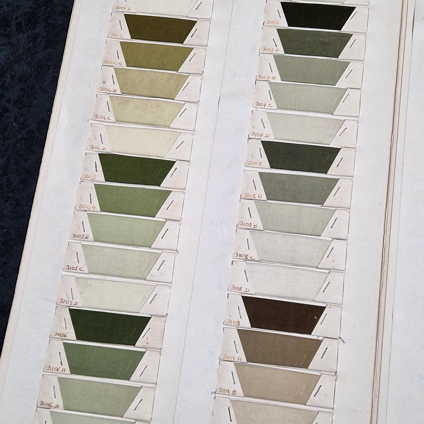 Nuancier textile « Teintures de Tournon », Verts et ocres