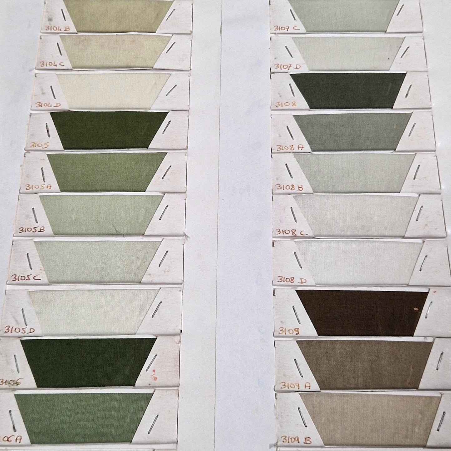 Nuancier textile « Teintures de Tournon », Verts et ocres