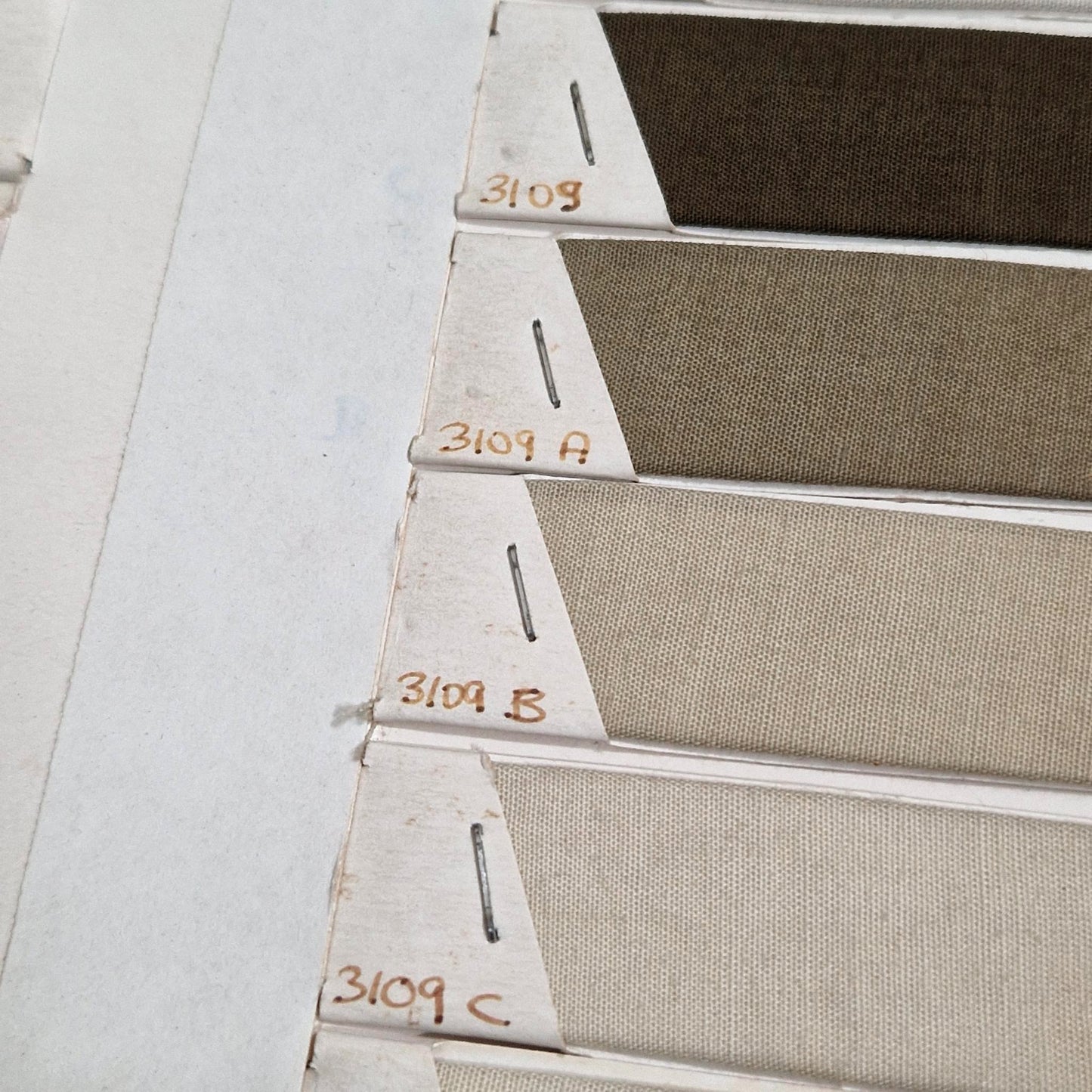 Nuancier textile « Teintures de Tournon », Verts et ocres
