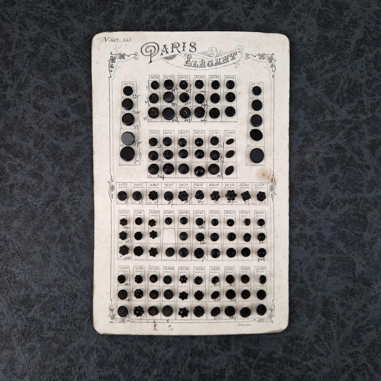 Ancienne planche échantillons de boutons « Paris Élégance »