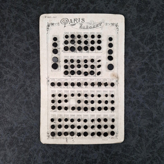 Ancienne planche échantillons de boutons « Paris Élégance »