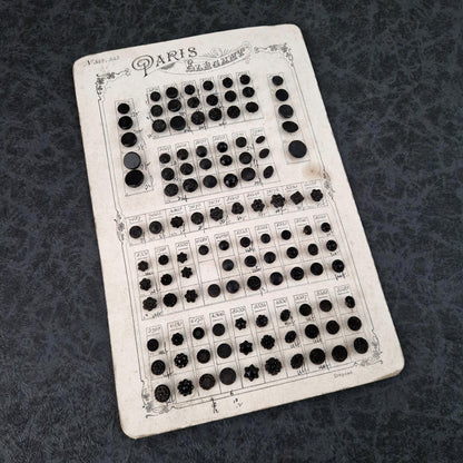 Ancienne planche échantillons de boutons « Paris Élégance »