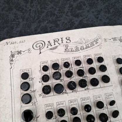 Ancienne planche échantillons de boutons « Paris Élégance »