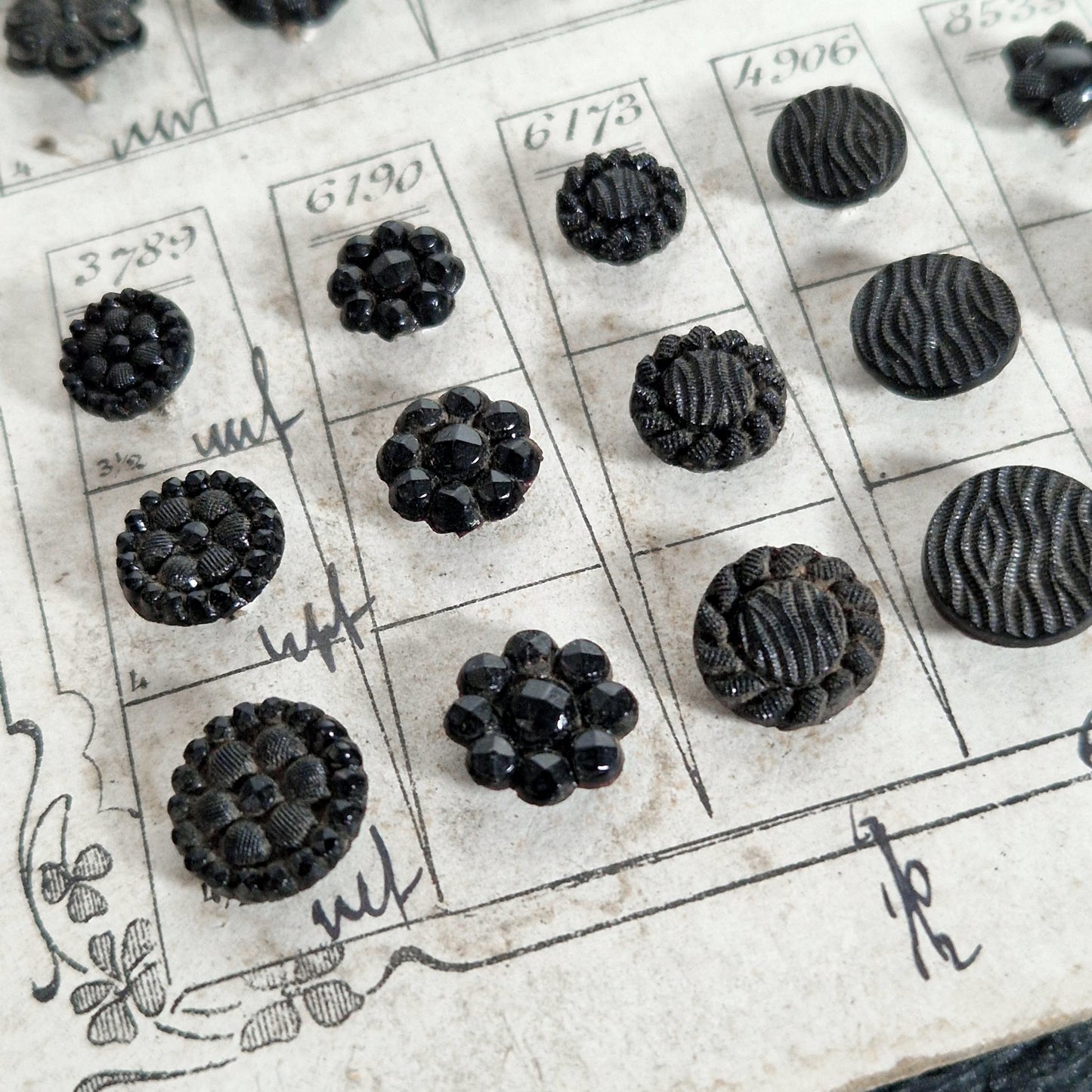 Ancienne planche échantillons de boutons « Paris Élégance »