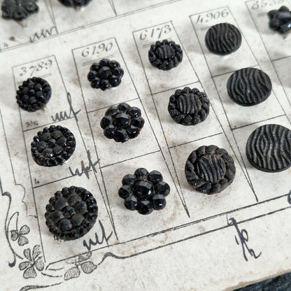 Ancienne planche échantillons de boutons « Paris Élégance »