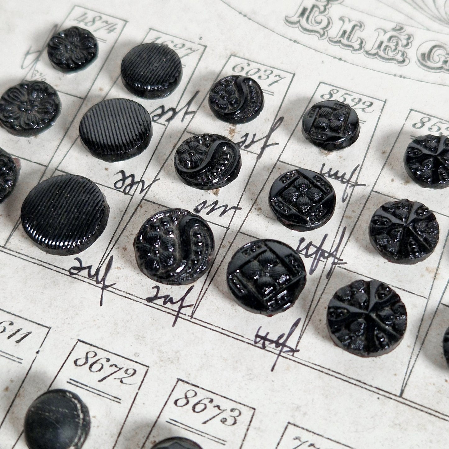 Ancienne planche échantillons de boutons « Paris Élégance »