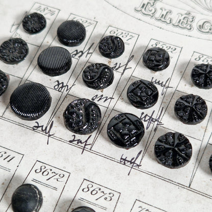 Ancienne planche échantillons de boutons « Paris Élégance »