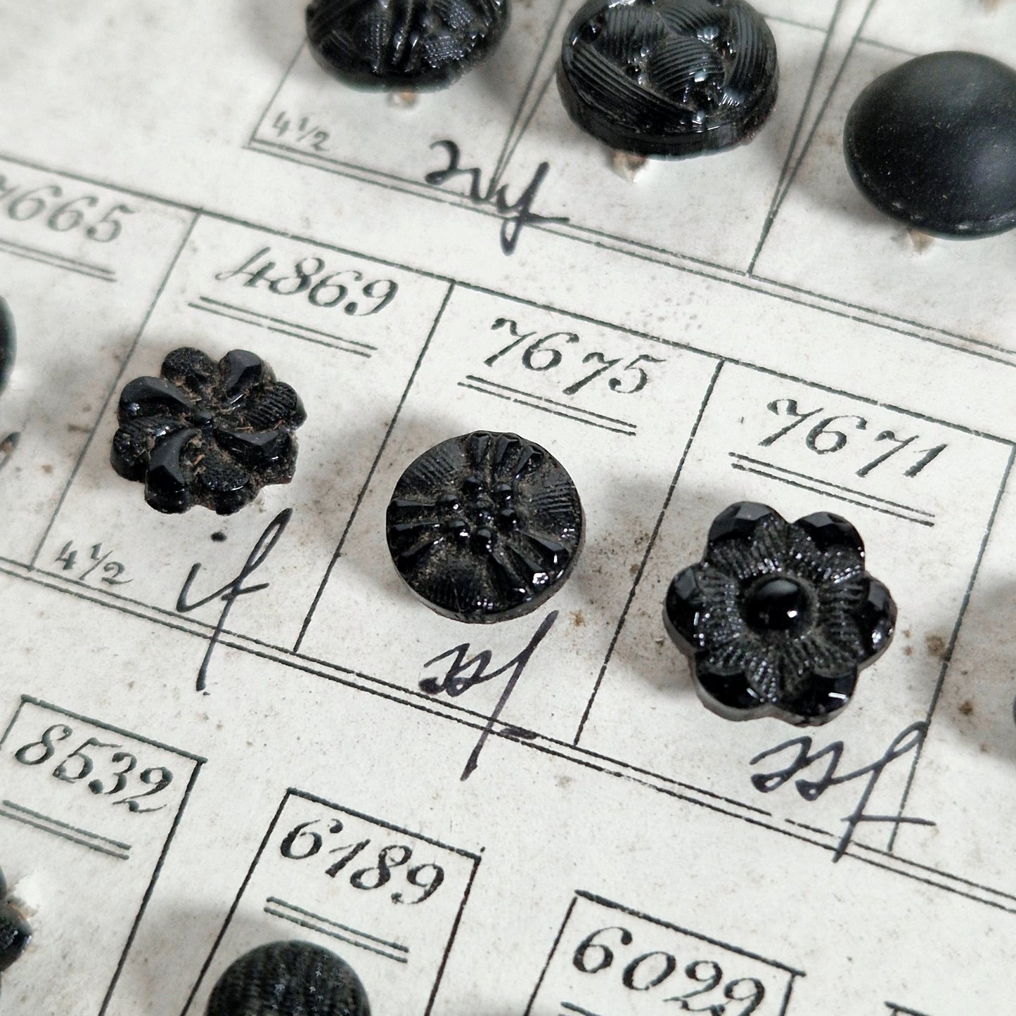 Ancienne planche échantillons de boutons « Paris Élégance »