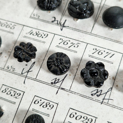 Ancienne planche échantillons de boutons « Paris Élégance »