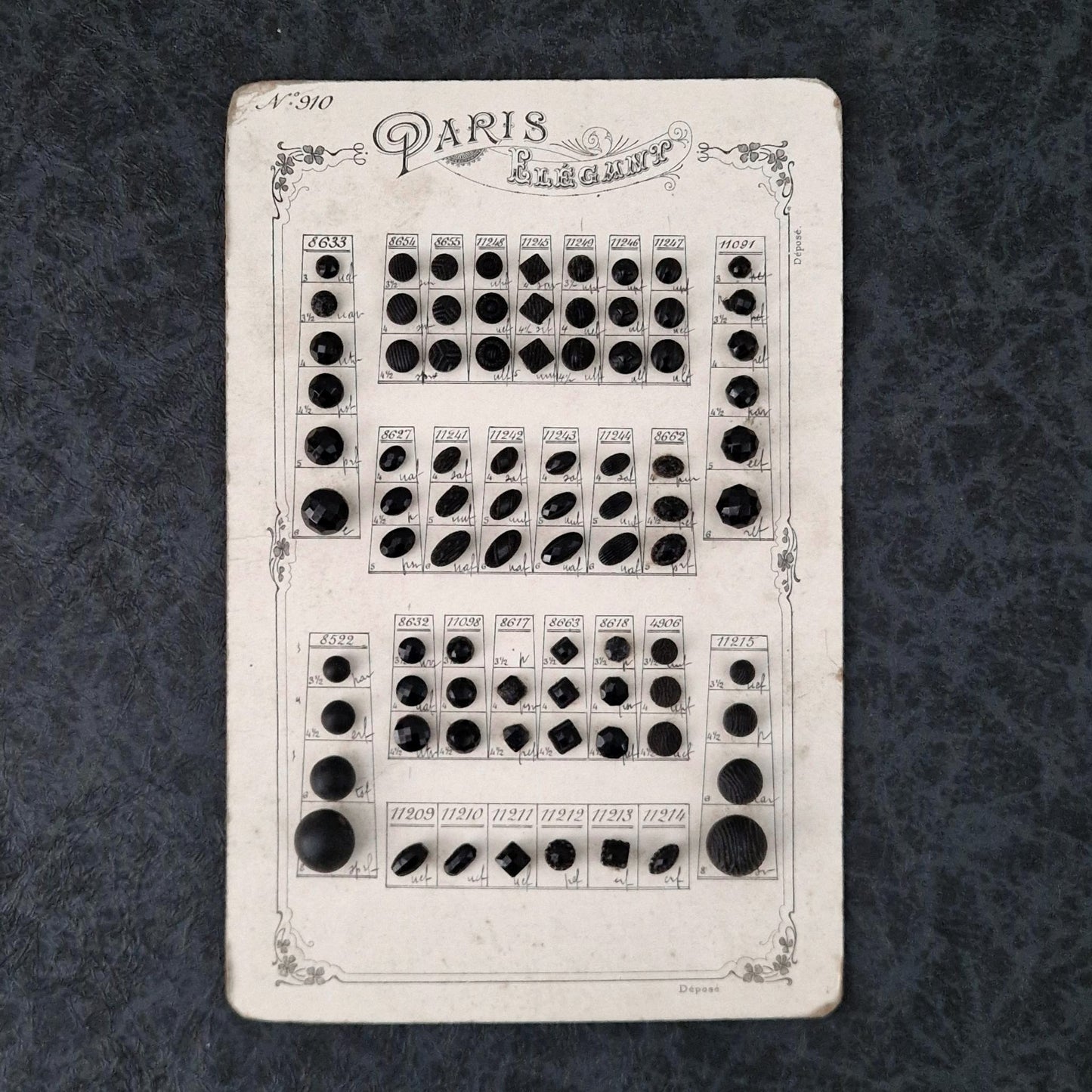 Planche échantillons de boutons « Paris Élégance », Vers 1900