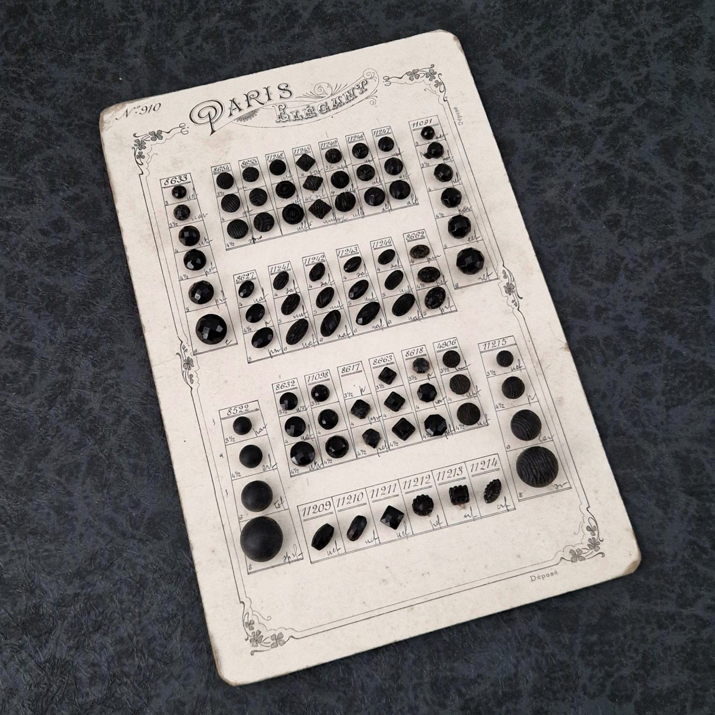 Planche échantillons de boutons « Paris Élégance », Vers 1900