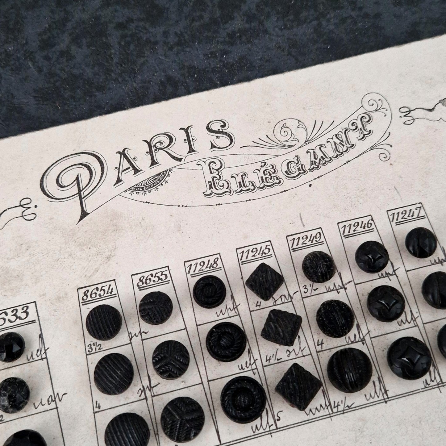 Planche échantillons de boutons « Paris Élégance », Vers 1900