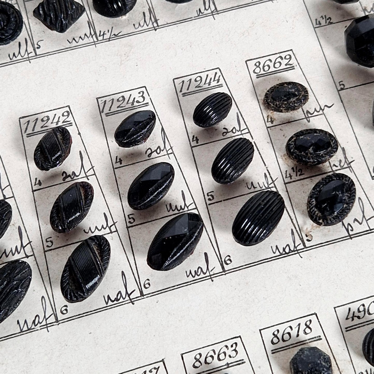 Planche échantillons de boutons « Paris Élégance », Vers 1900