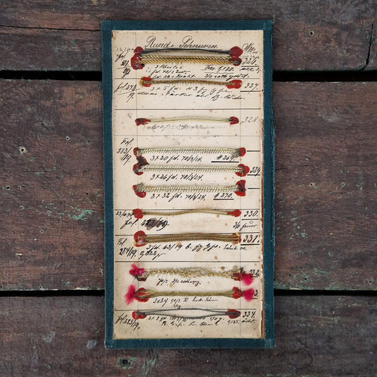 Planche d’échantillons de passementerie dorée