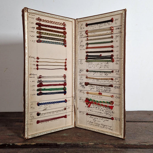 Présentoir d’échantillons de passementerie polychrome