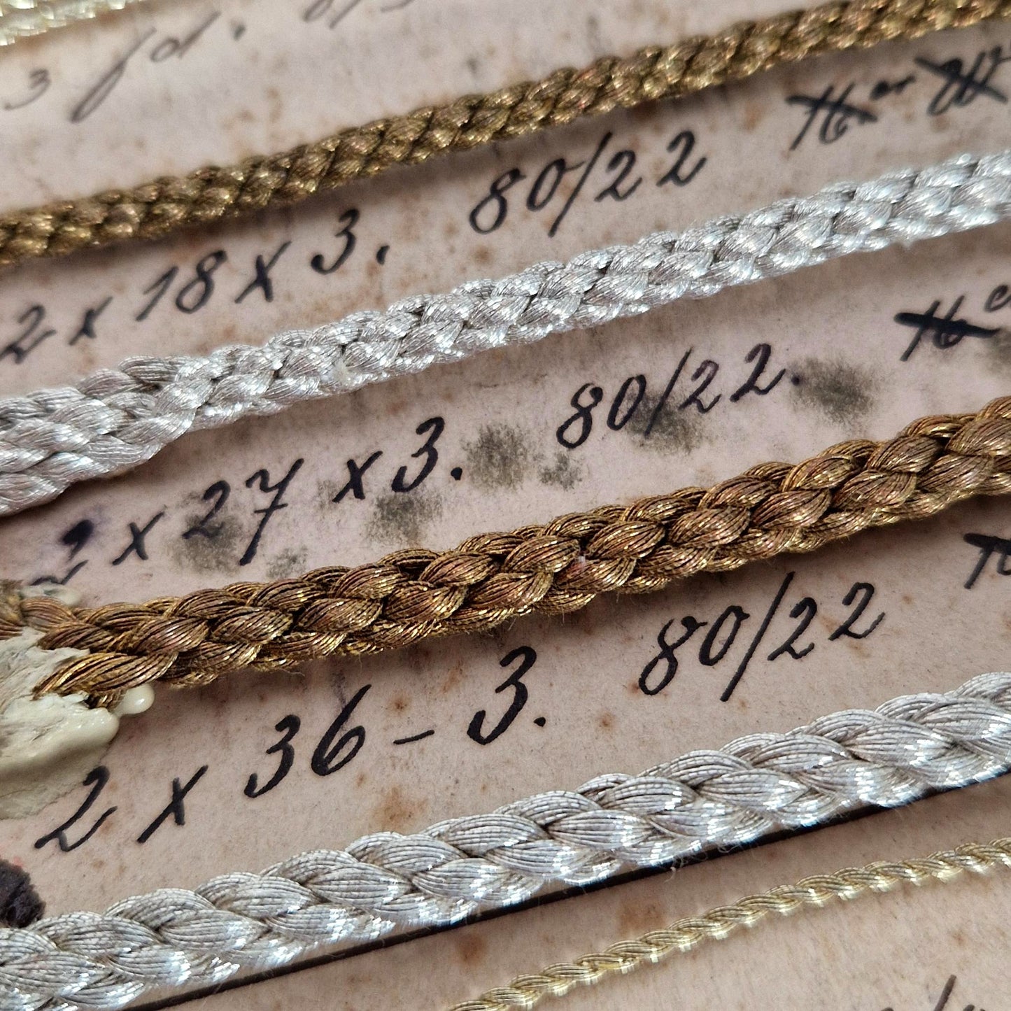 Présentoir de passementerie « Cordonnets métalliques », XIXe