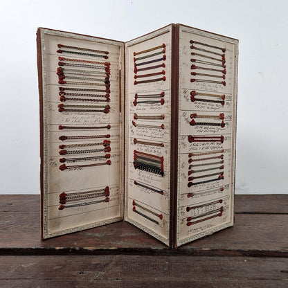 Carnet d’échantillons de fils polychromes et métallisés