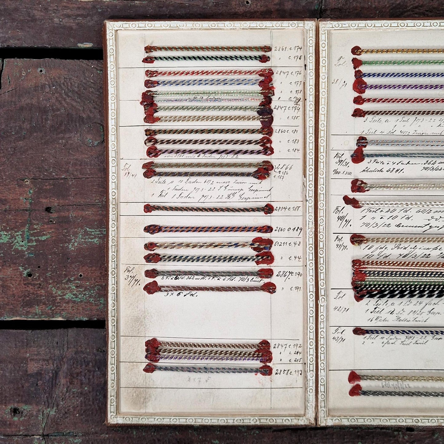 Carnet d’échantillons de fils polychromes et métallisés