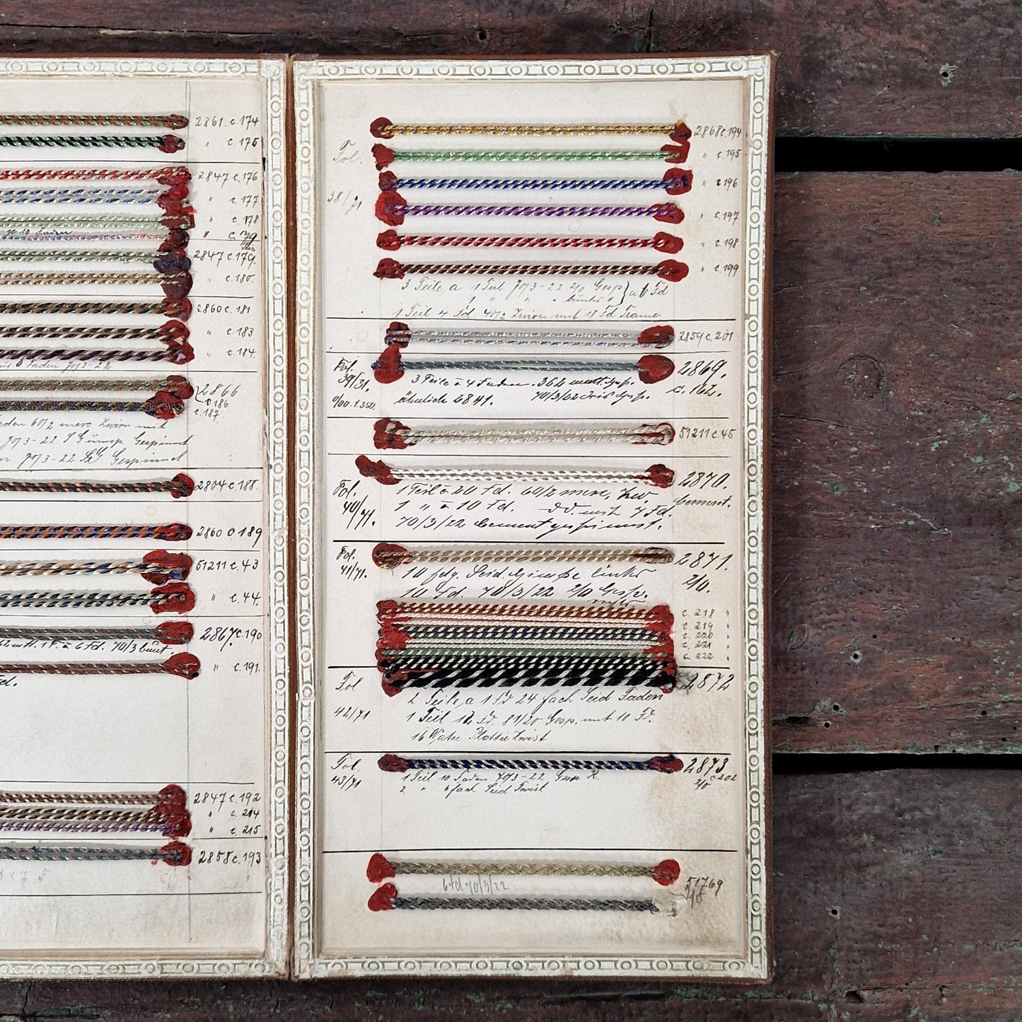 Carnet d’échantillons de fils polychromes et métallisés