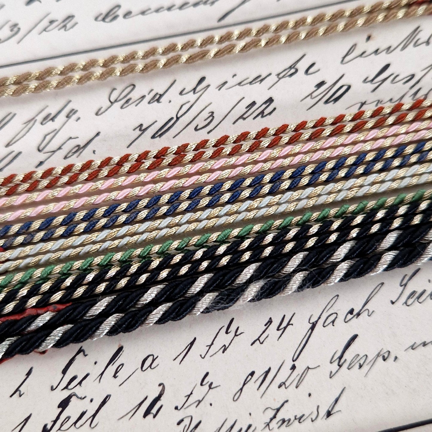 Carnet d’échantillons de fils polychromes et métallisés