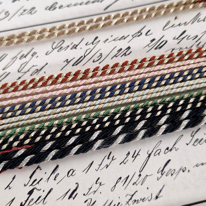 Carnet d’échantillons de fils polychromes et métallisés