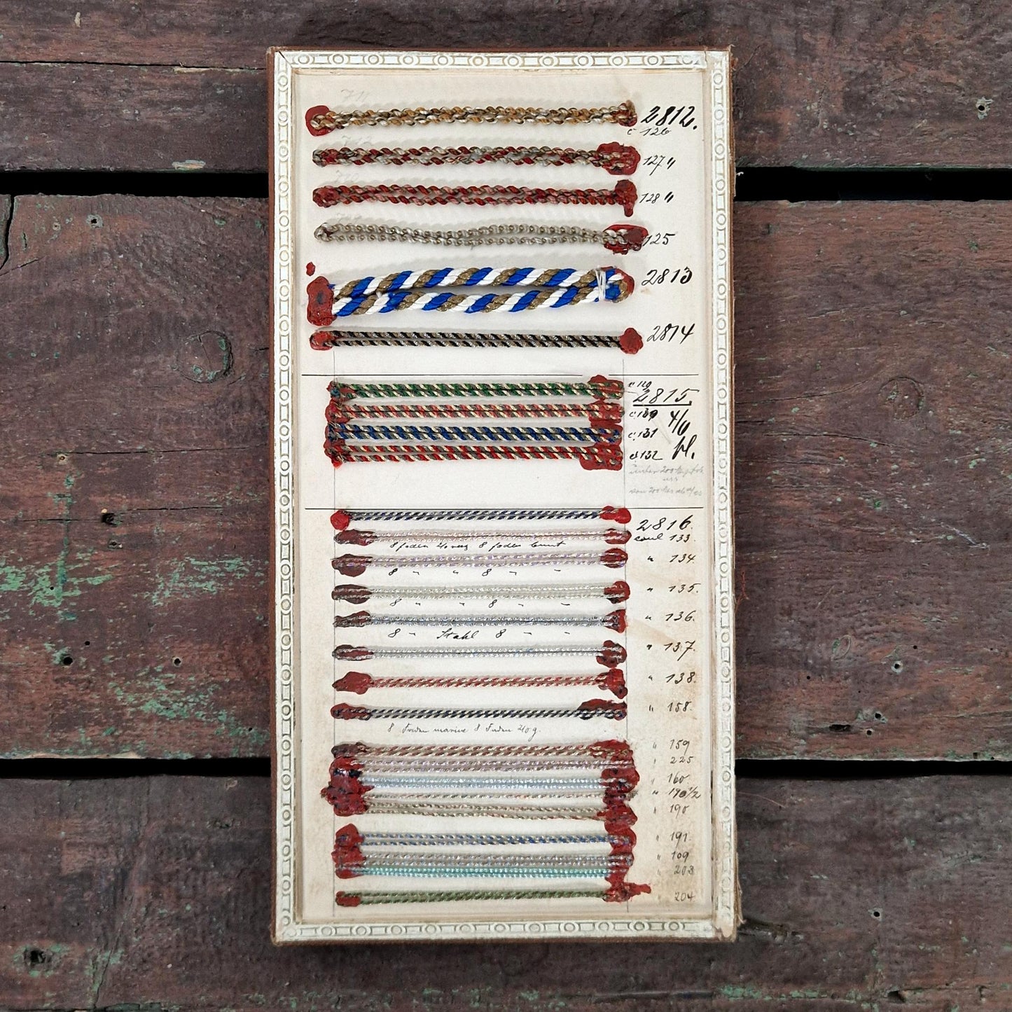 Présentoir de passementerie - fils torsadés polychromes