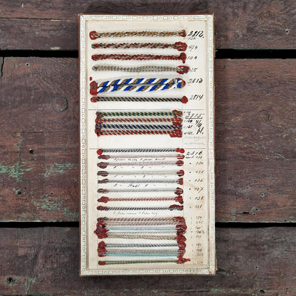 Présentoir de passementerie - fils torsadés polychromes