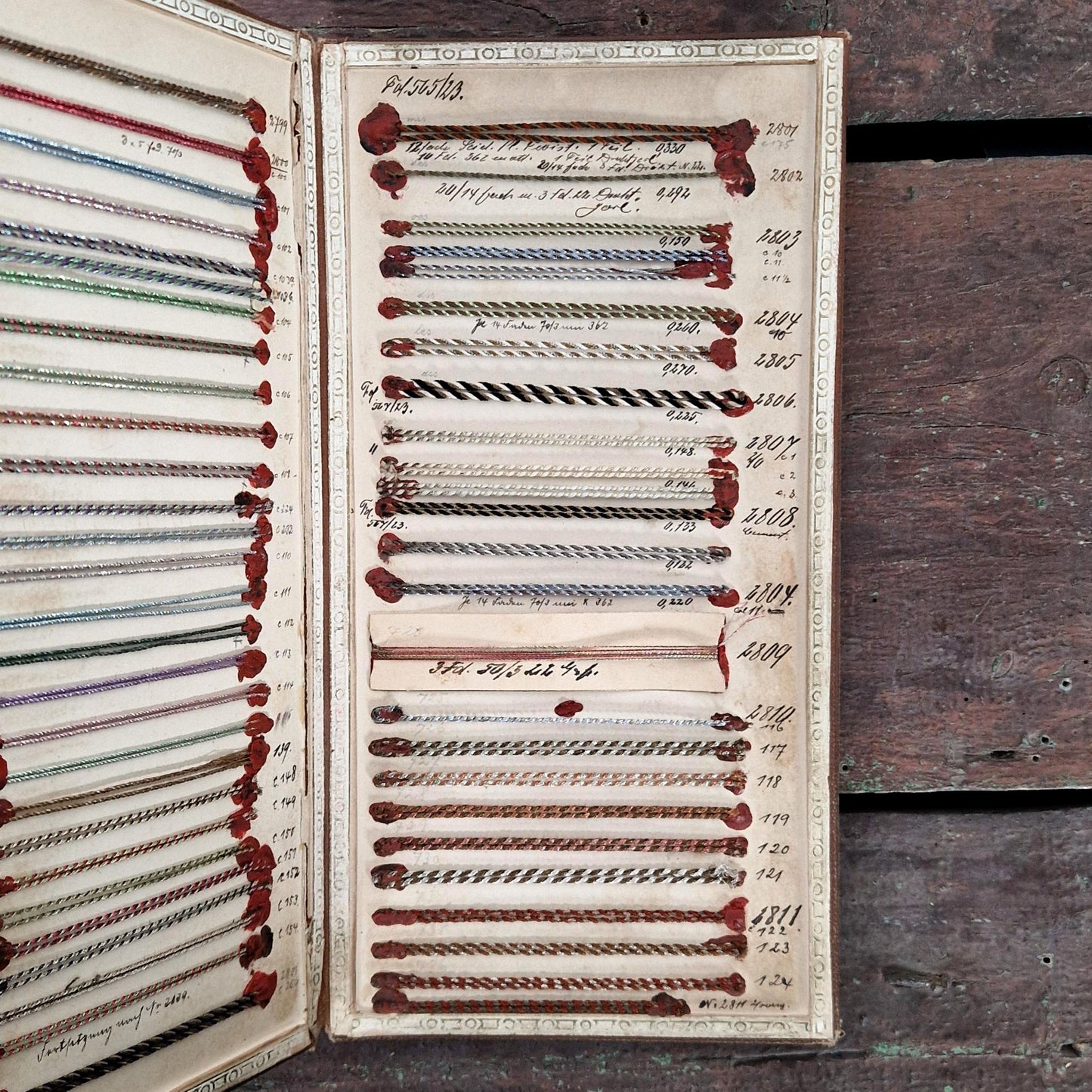 Présentoir de passementerie - fils torsadés polychromes