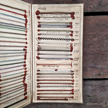 Présentoir de passementerie - fils torsadés polychromes