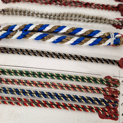 Présentoir de passementerie - fils torsadés polychromes
