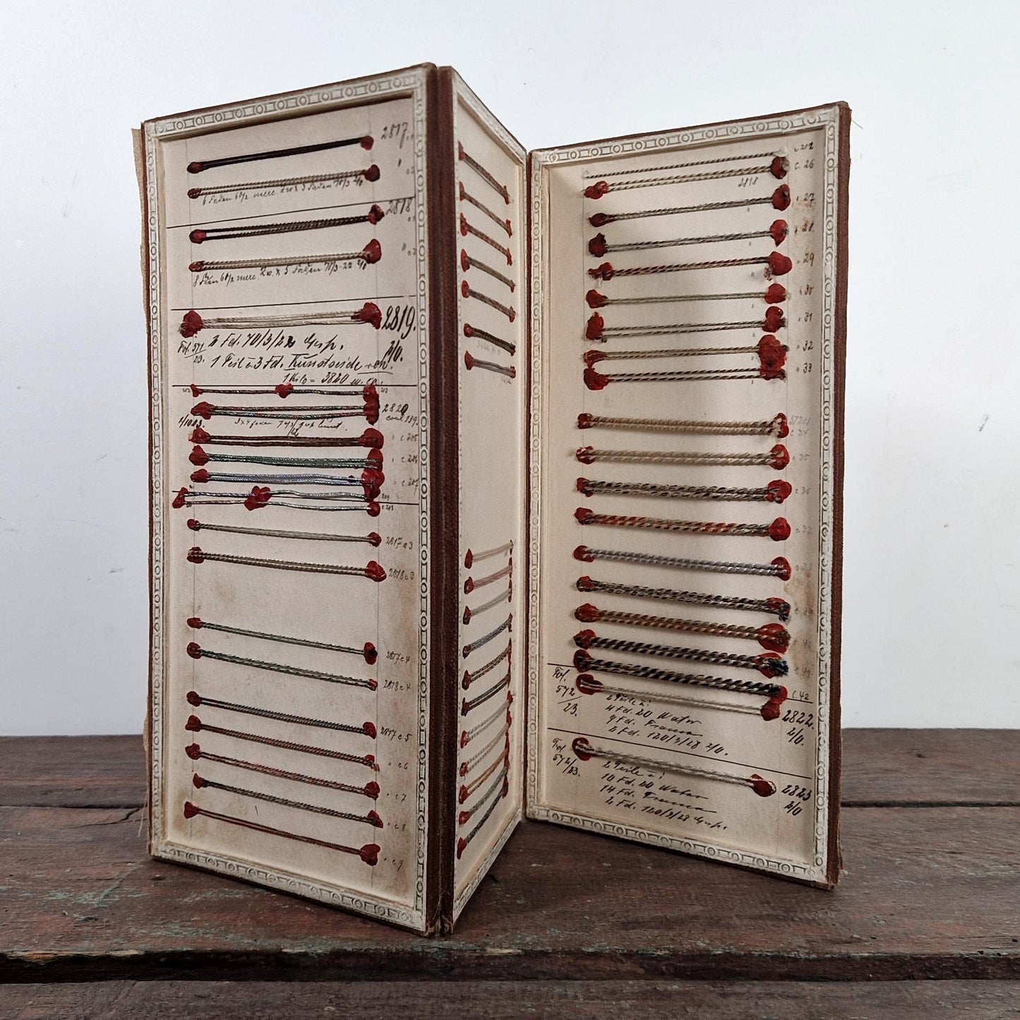 Carnet d’échantillons de passementerie à 3 volets