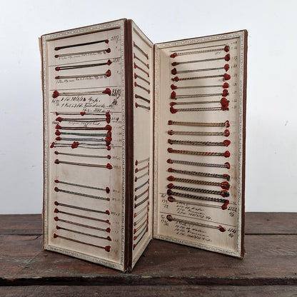 Carnet d’échantillons de passementerie à 3 volets