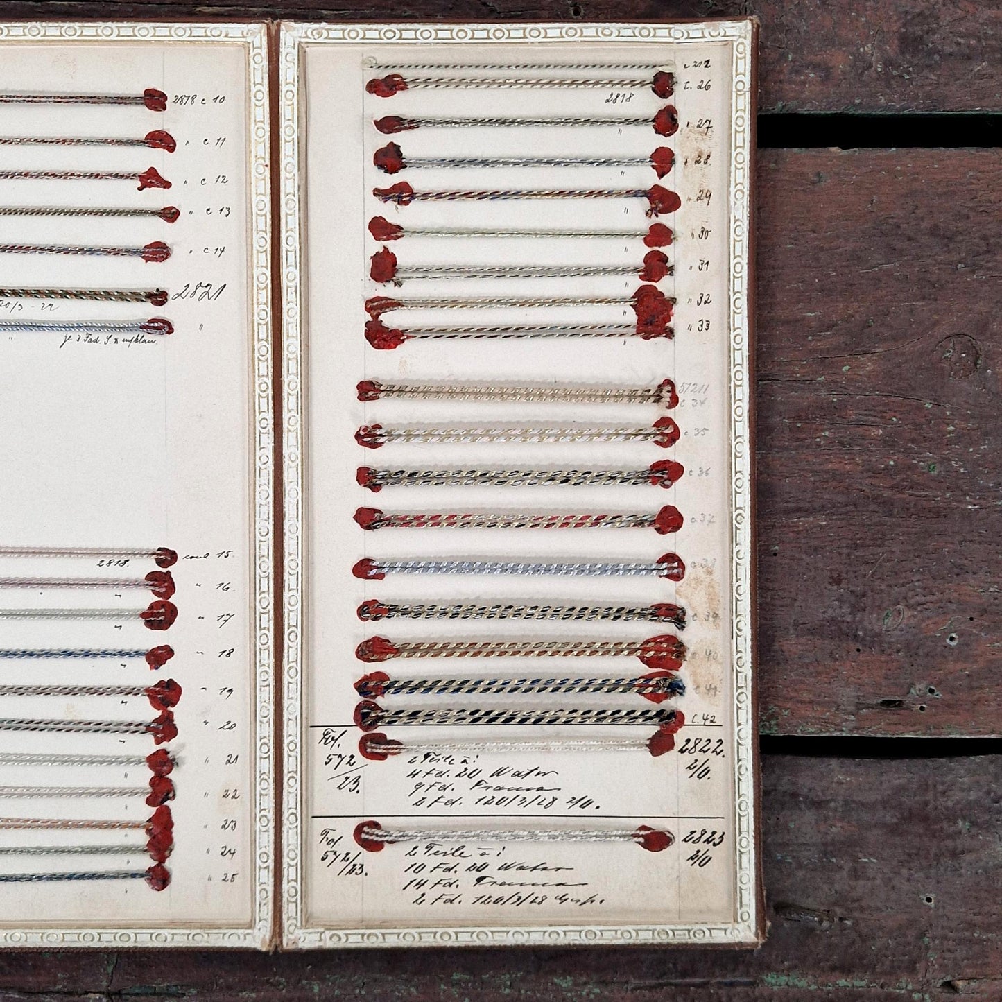 Carnet d’échantillons de passementerie à 3 volets