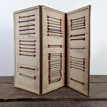 Nuancier de fils torsadés polychromes et métallisés