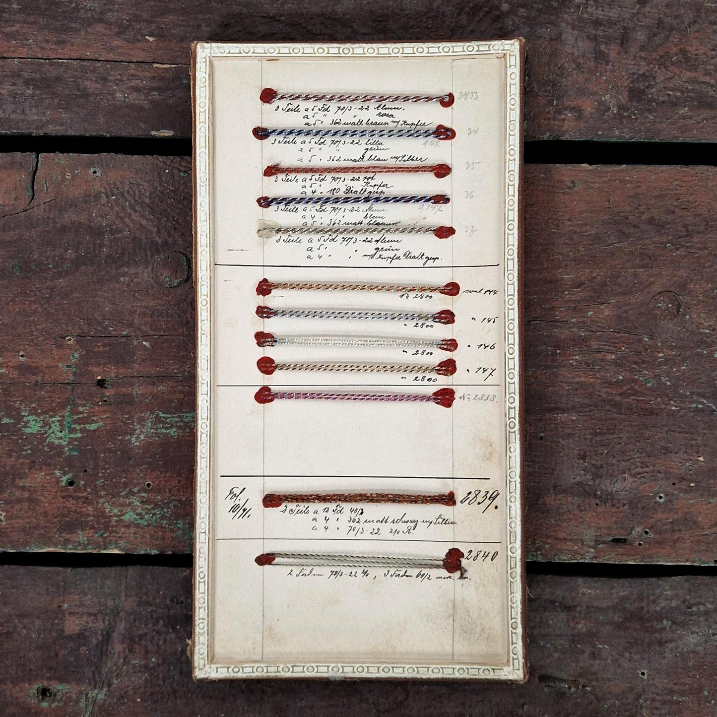 Nuancier de fils torsadés polychromes et métallisés