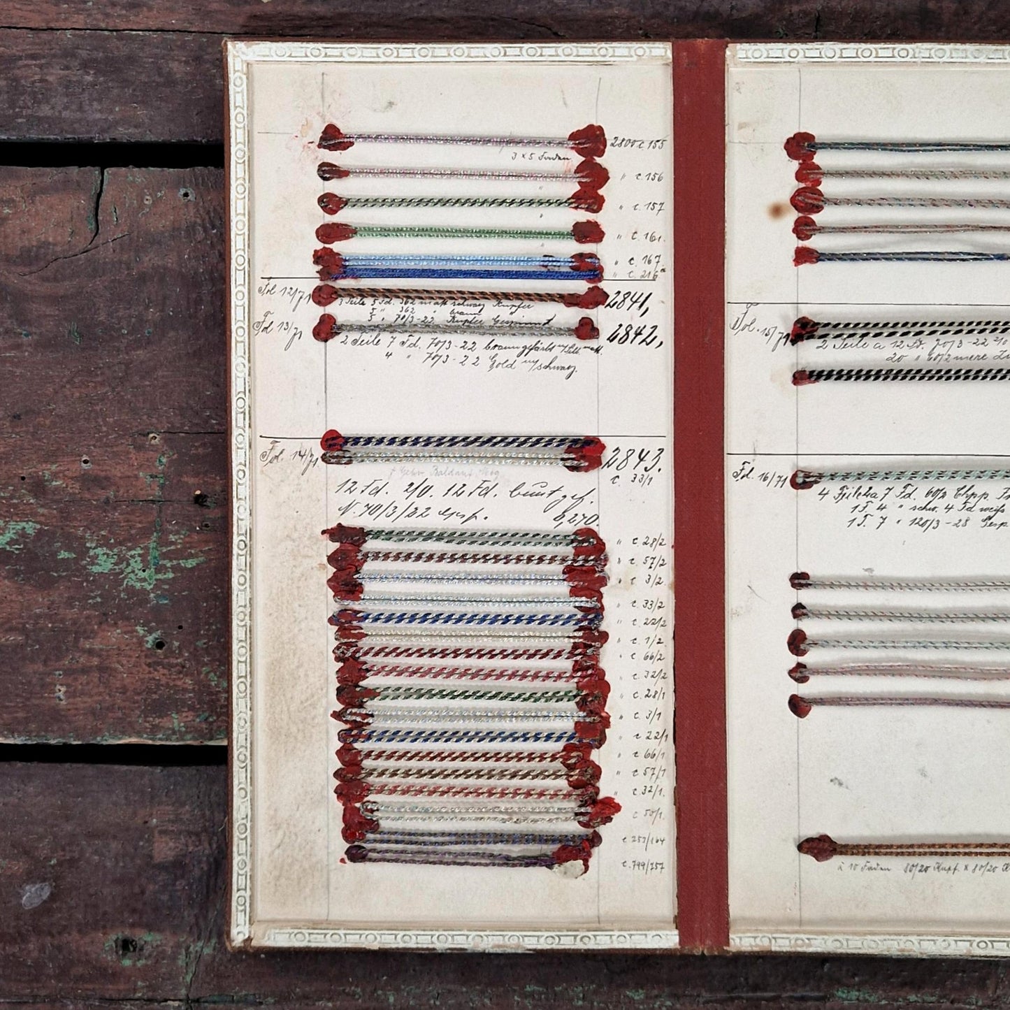 Nuancier de fils torsadés polychromes et métallisés