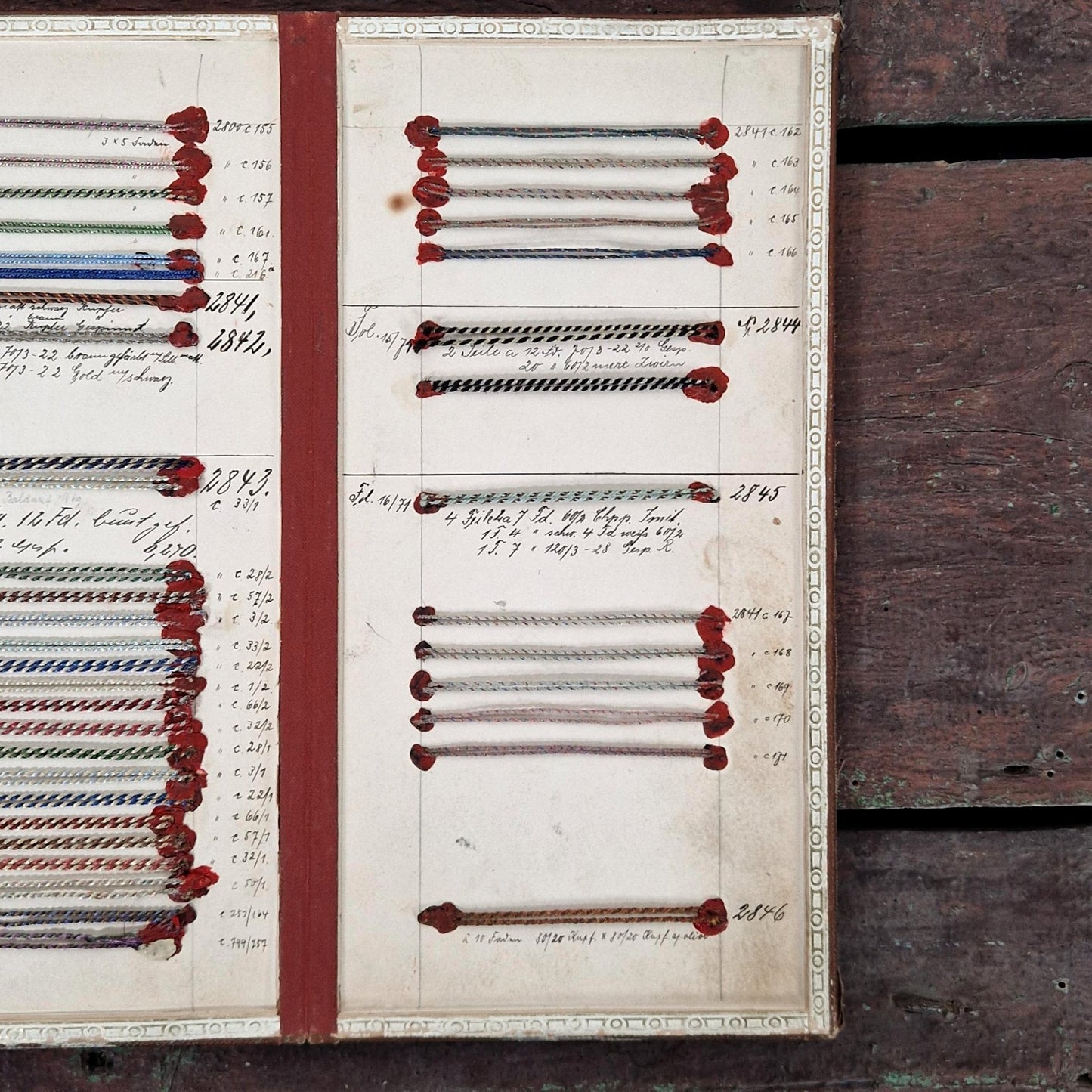 Nuancier de fils torsadés polychromes et métallisés