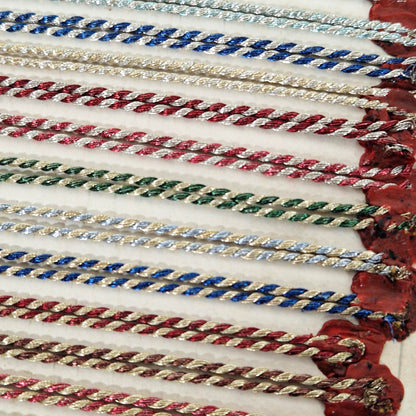 Nuancier de fils torsadés polychromes et métallisés