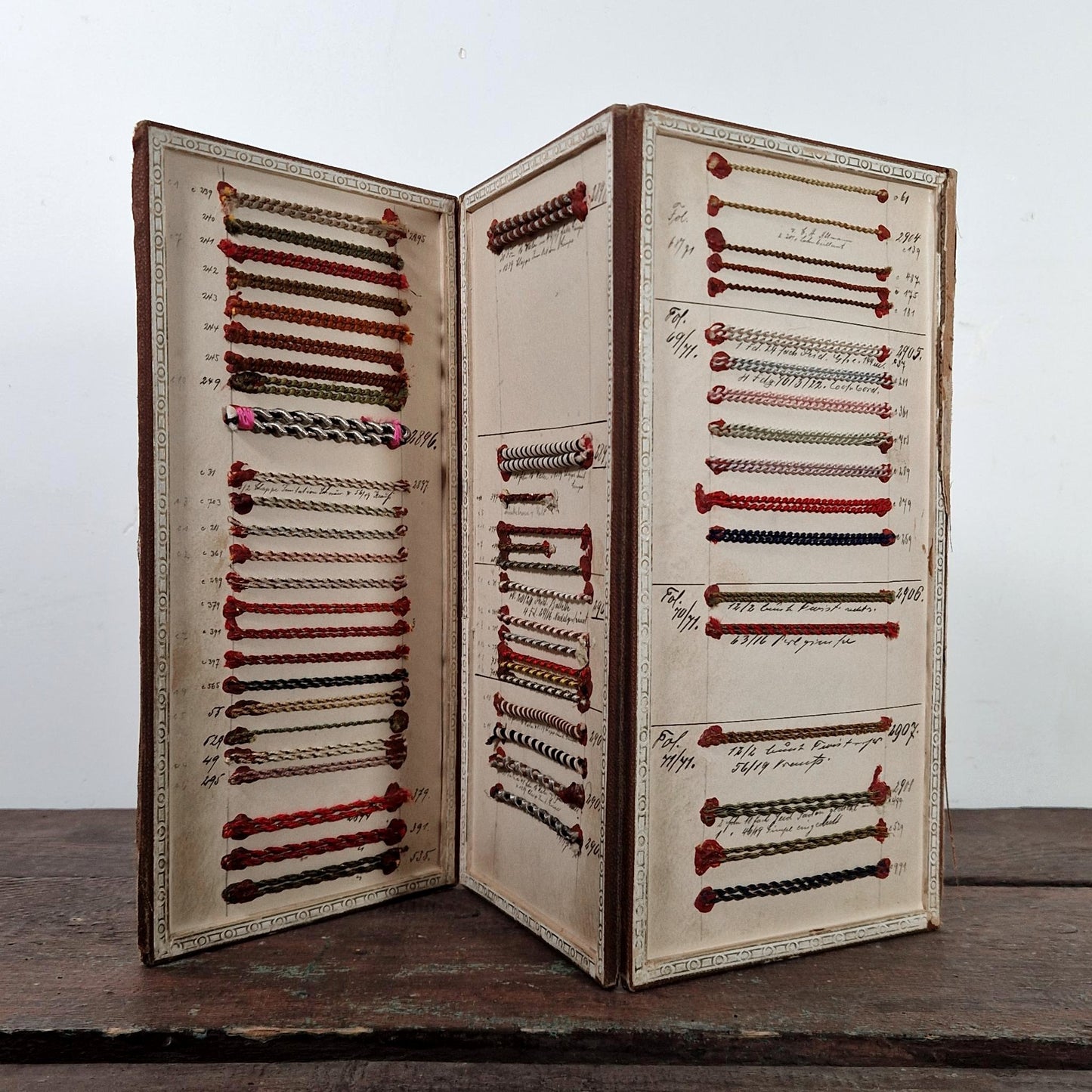 Carnet de fils torsadés polychromes à 3 volets