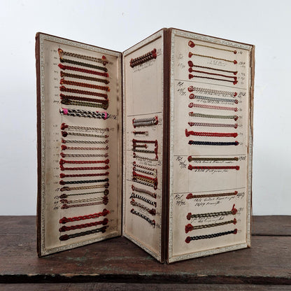 Carnet de fils torsadés polychromes à 3 volets