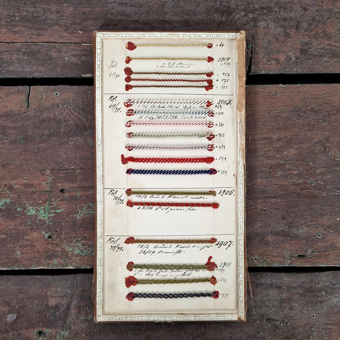 Carnet de fils torsadés polychromes à 3 volets