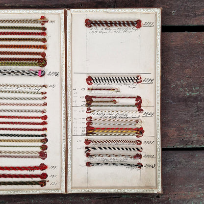 Carnet de fils torsadés polychromes à 3 volets