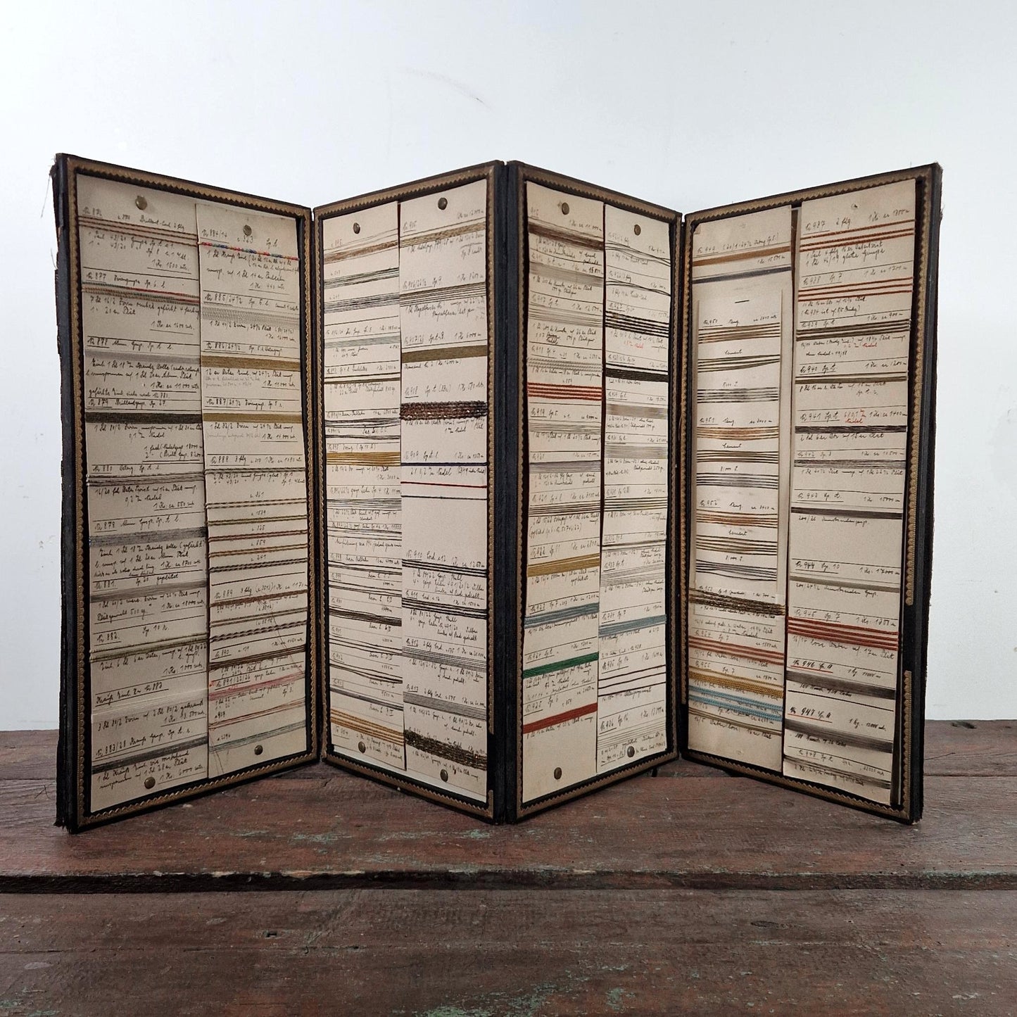 Grand présentoir de fils métallisés et cordonnets