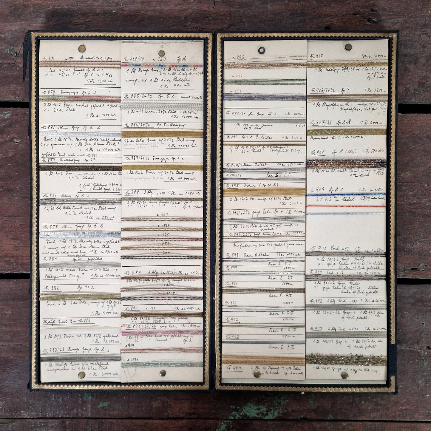 Grand présentoir de fils métallisés et cordonnets