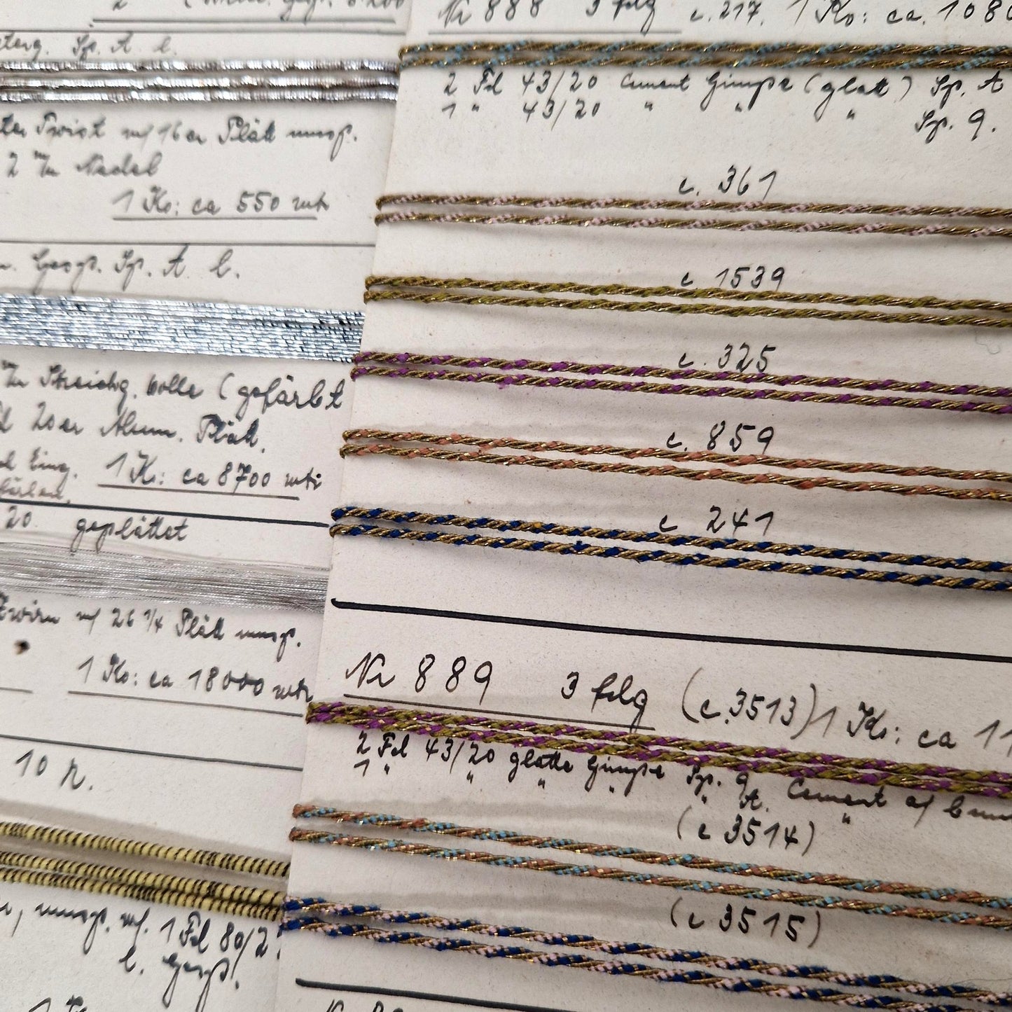 Grand présentoir de fils métallisés et cordonnets